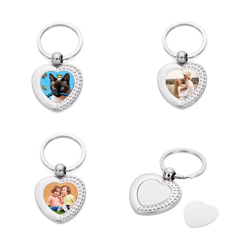 Heart-shaped metal keyrings with customizable photo insert, ideal for sublimation and engraving.